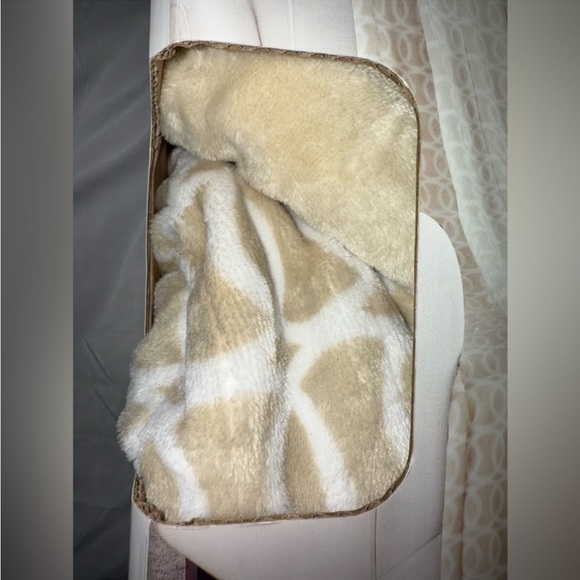 NWT Brookstone Heated Throw 50in X 60in - Picture 2 of 7